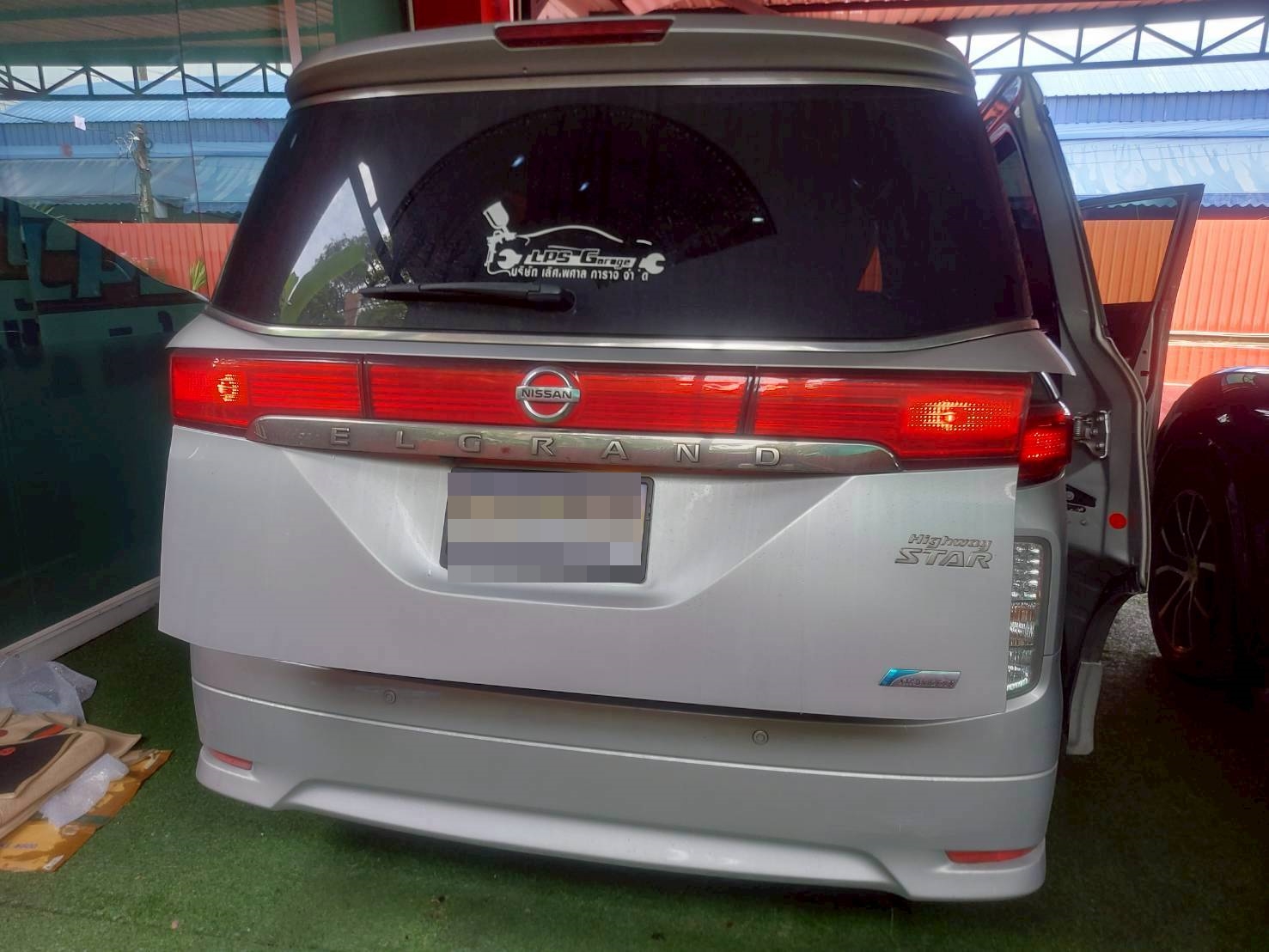 พรมรถยนต์ Nissan Elgrand 2012 ปูพรมVVIP สีแดงไวน์ด้ายทอง เต็มคัน