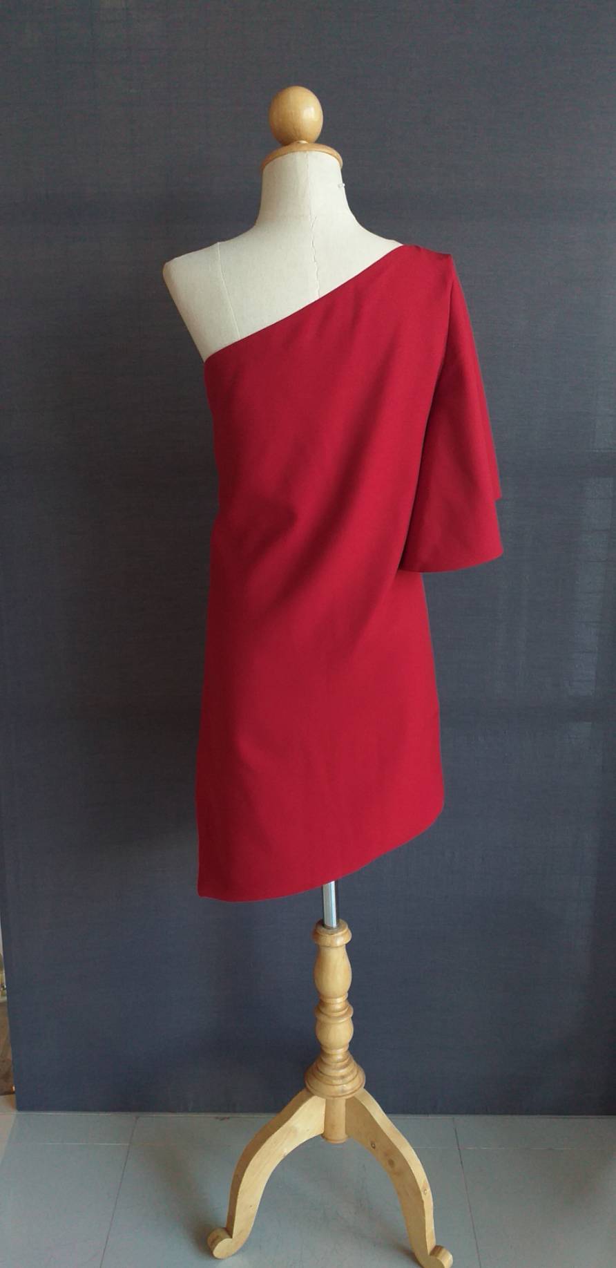 พร้อมส่ง ชุดออกงาน แบบเรียบหรู ปาดไหล่ สีแดงไวน์ ใส่ได้ทั้งงานเช้า งานเย็น (เหลือเฉพาะไซส์ S)