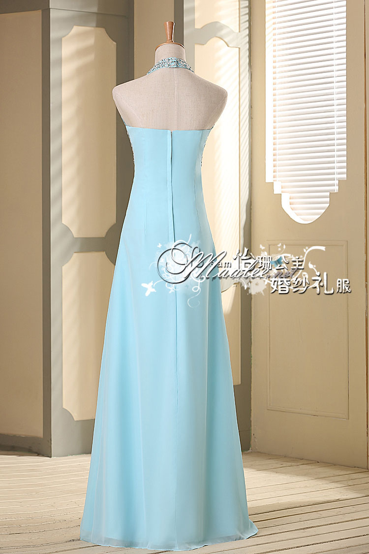 พร้อมเช่า ชุดราตรียาว สีฟ้า แบบเก๋ คล้องคอ ช่วยยกเนินอกสวย