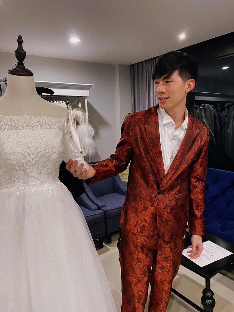 พร้อมเช่า ชุดสูทชาย สีแดง พิมพ์ลาย เนื้อผ้าแพรแบบหรูมาก