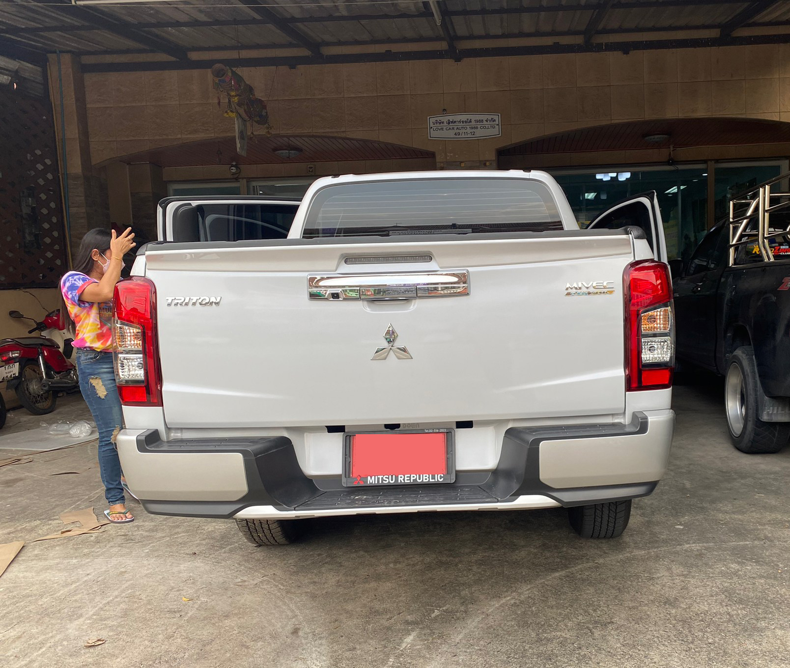 mitsubishi triton 4 ประตู 2022 ปูพรม7D สีดำด้ายแดง เสริมด้วยพรมไวนิลดักฝุ่นสีเทา