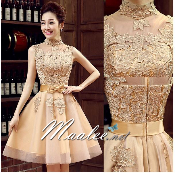 พร้อมเช่า ชุดราตรีสั้น หุ้มคอทรงคอจีน แขนกุด แต่งลูกไม้กระโปรงตาข่าย เพิ่มโบว์ช่วงเอว สวยหรู สีทอง (ซิปหลัง)