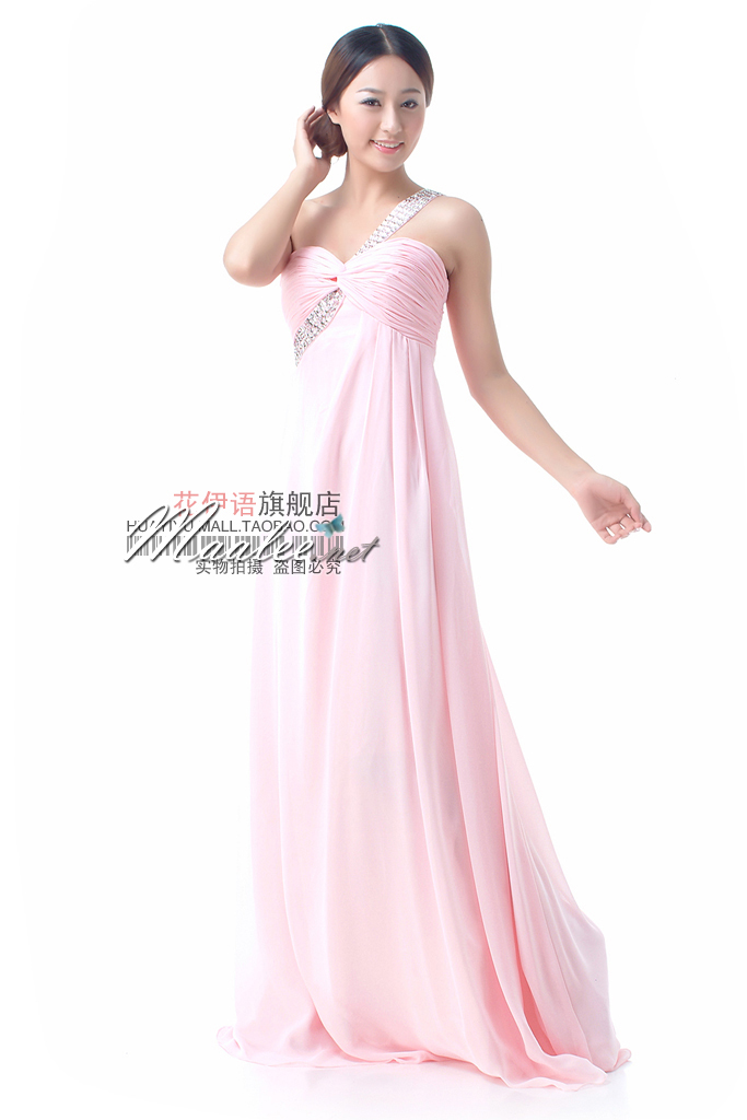 พร้อมเช่า ชุดราตรียาว เกาะอก ไหล่เดียว สีขาว อกจับจีบ Sweet Heart คาดแถบเลื่อมสวยเก๋