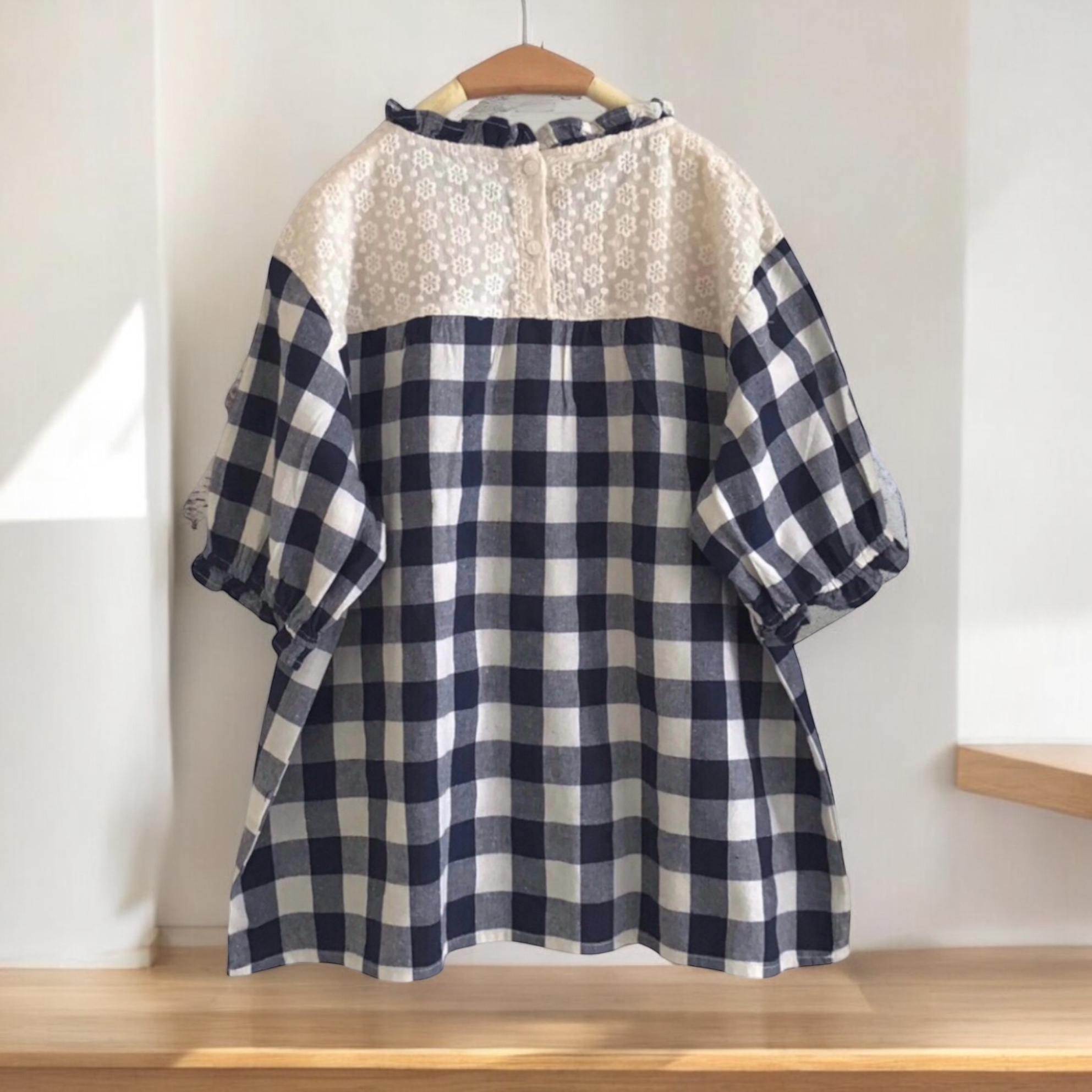 เสื้อผ้าฝ้ายลายสก็อตแต่งผ้าลูกไม้ลายปัก