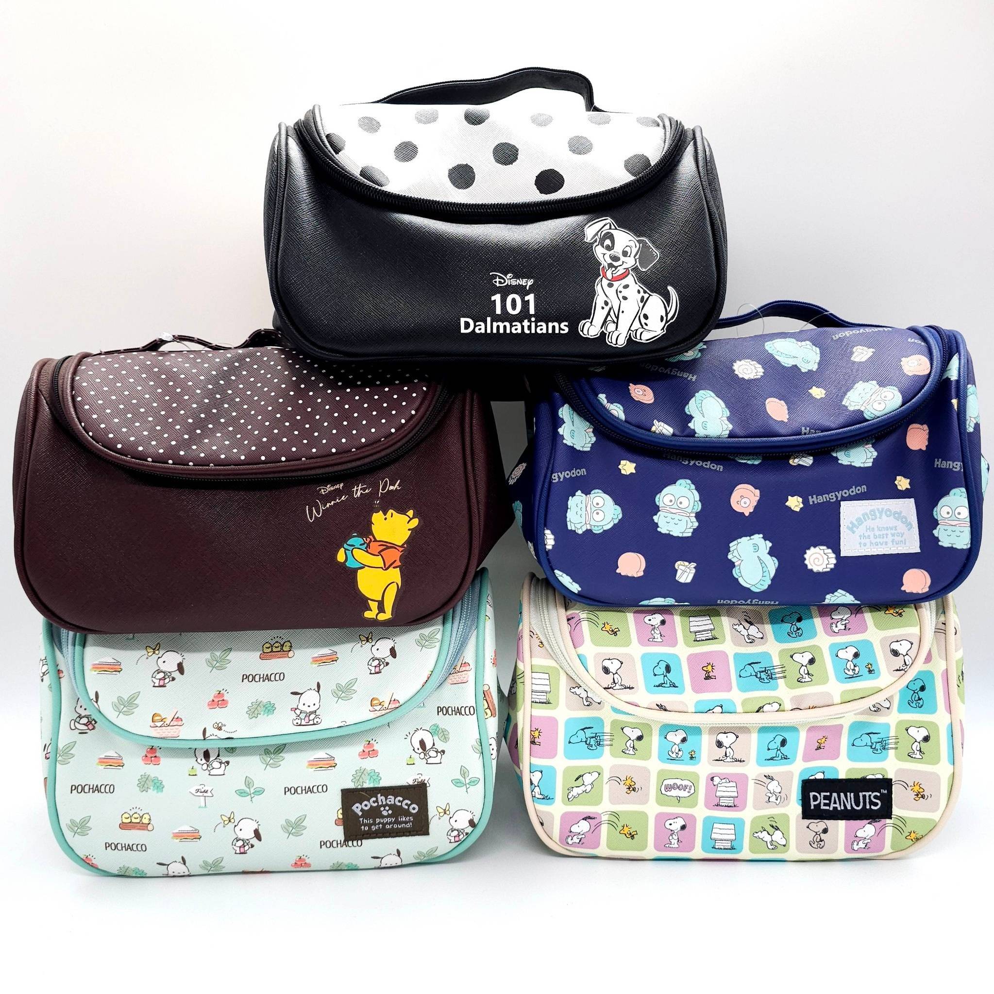 กระเป๋าใส่เครื่องสำอาง ลิขสิทธิ์แท้จาก Sanrio และมีซิปรอบกระเป๋า เปิด-ปิด มีลาย Dalmatians,Winnie The Pooh,Hangyodon,Pocchaco,Snoopy Peanuts
