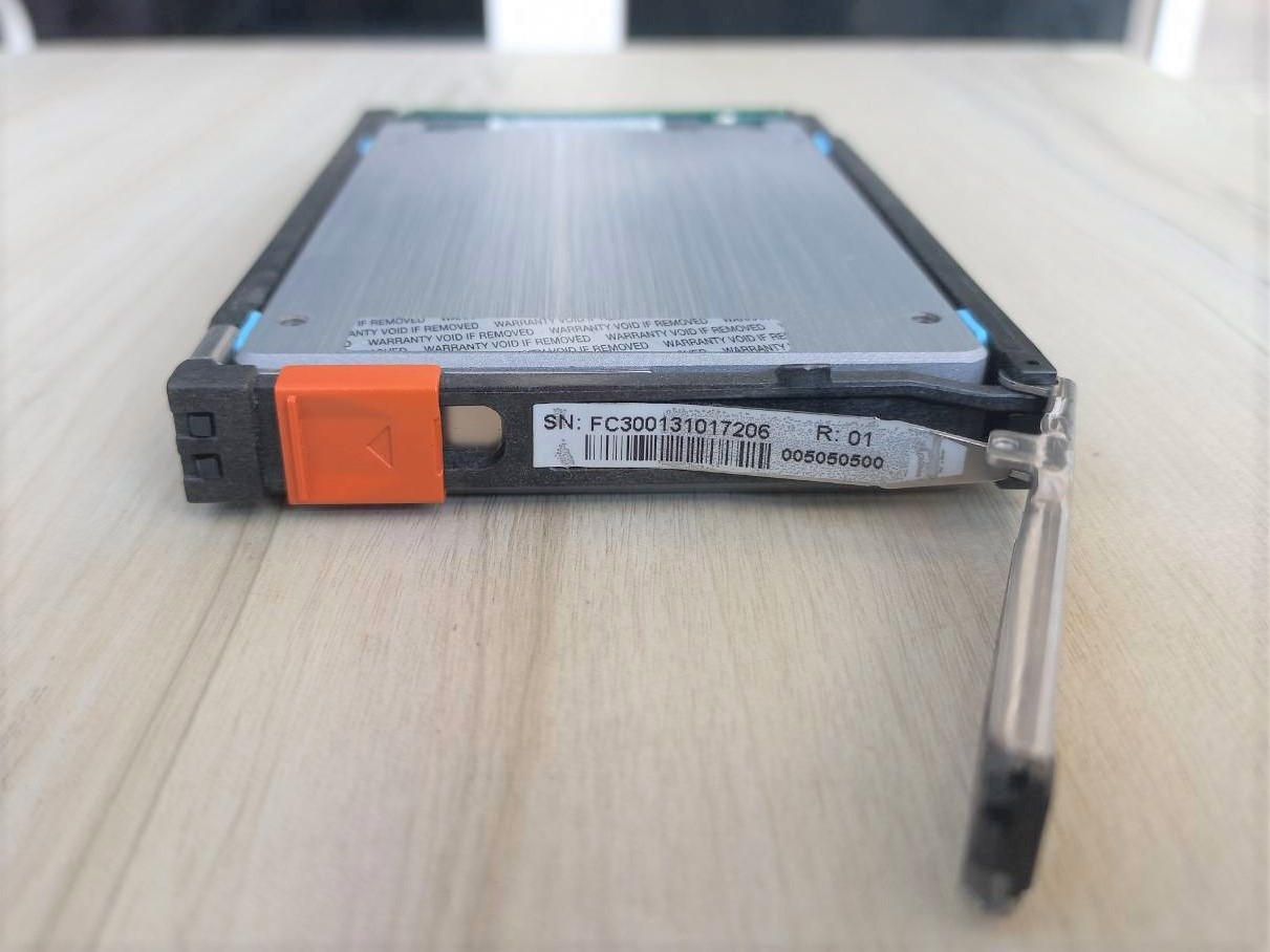 005050500 EMC 100GB Flash 2.5 SAS 6Gbps Solid State Drive EMC VNX w tray BH01.