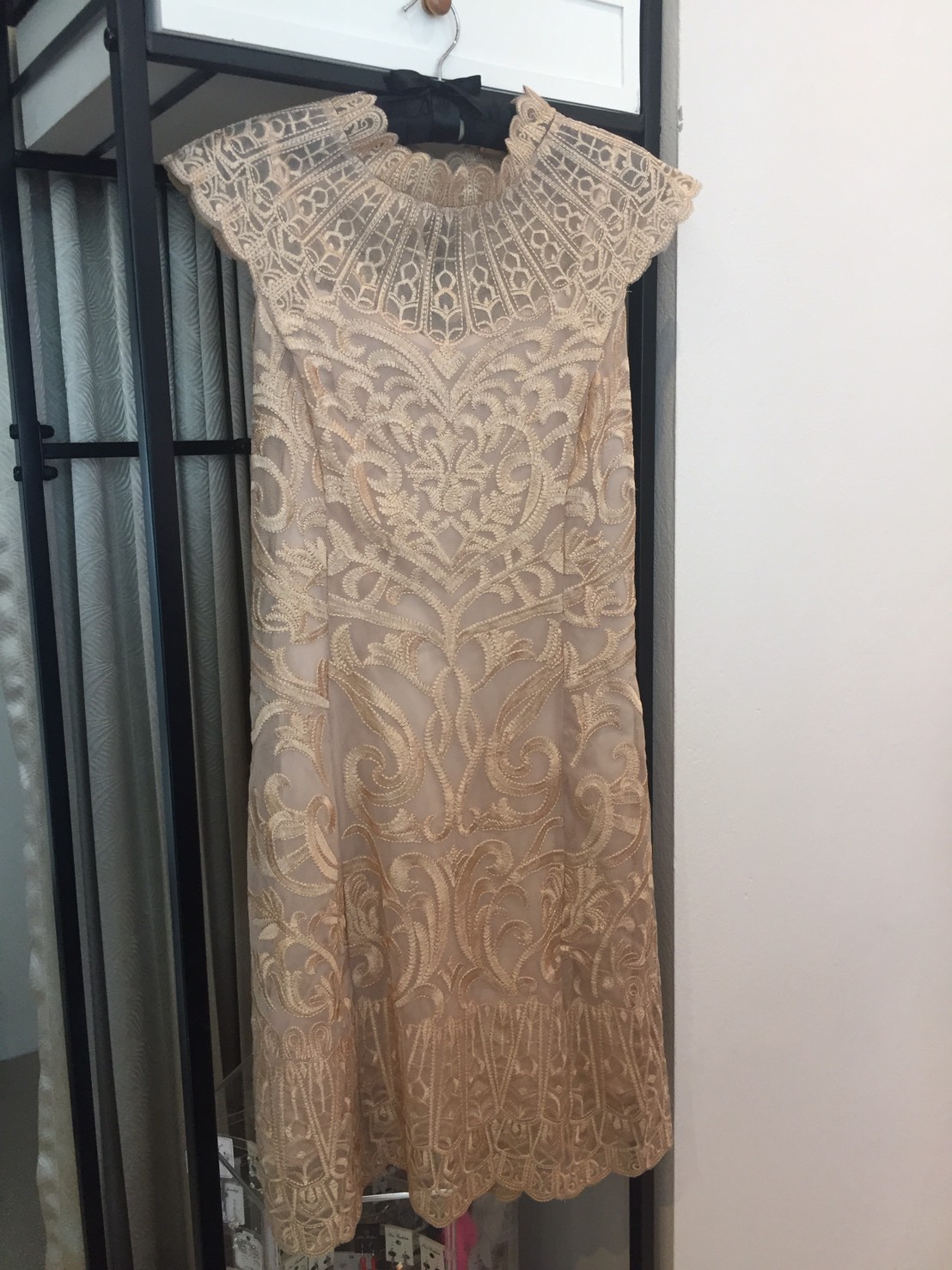 พร้อมเช่า ชุดราตรีสั้น ลูกไม้สี Apricot แขนกุด ดูชุดจริงภาพล่างสุด