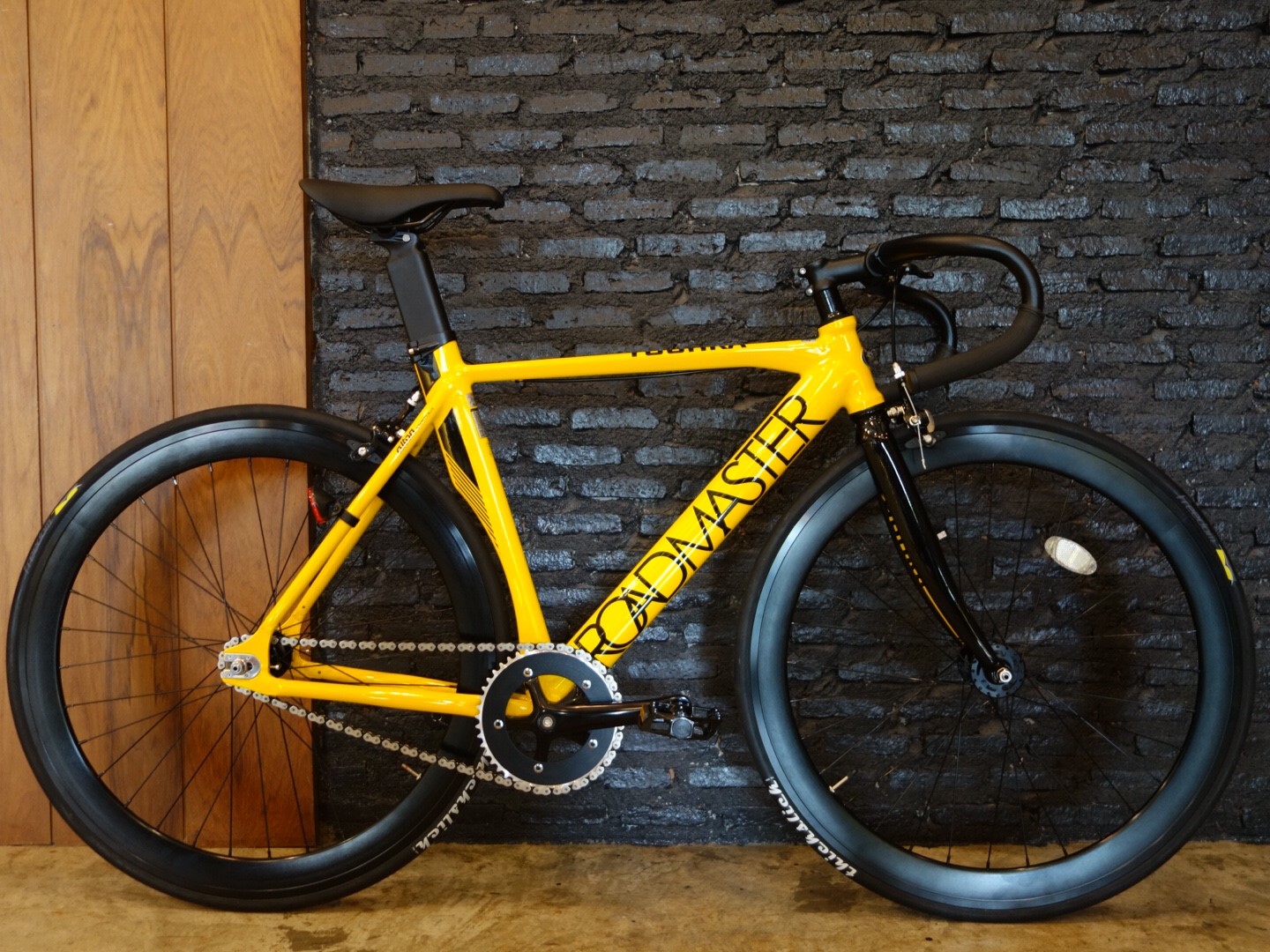 จักรยานฟิกเกียร์ Roadmaster TOCHKA FIXED GEAR 700C Size 52cm, มีสีดำแดงและสีเหลืองดำ