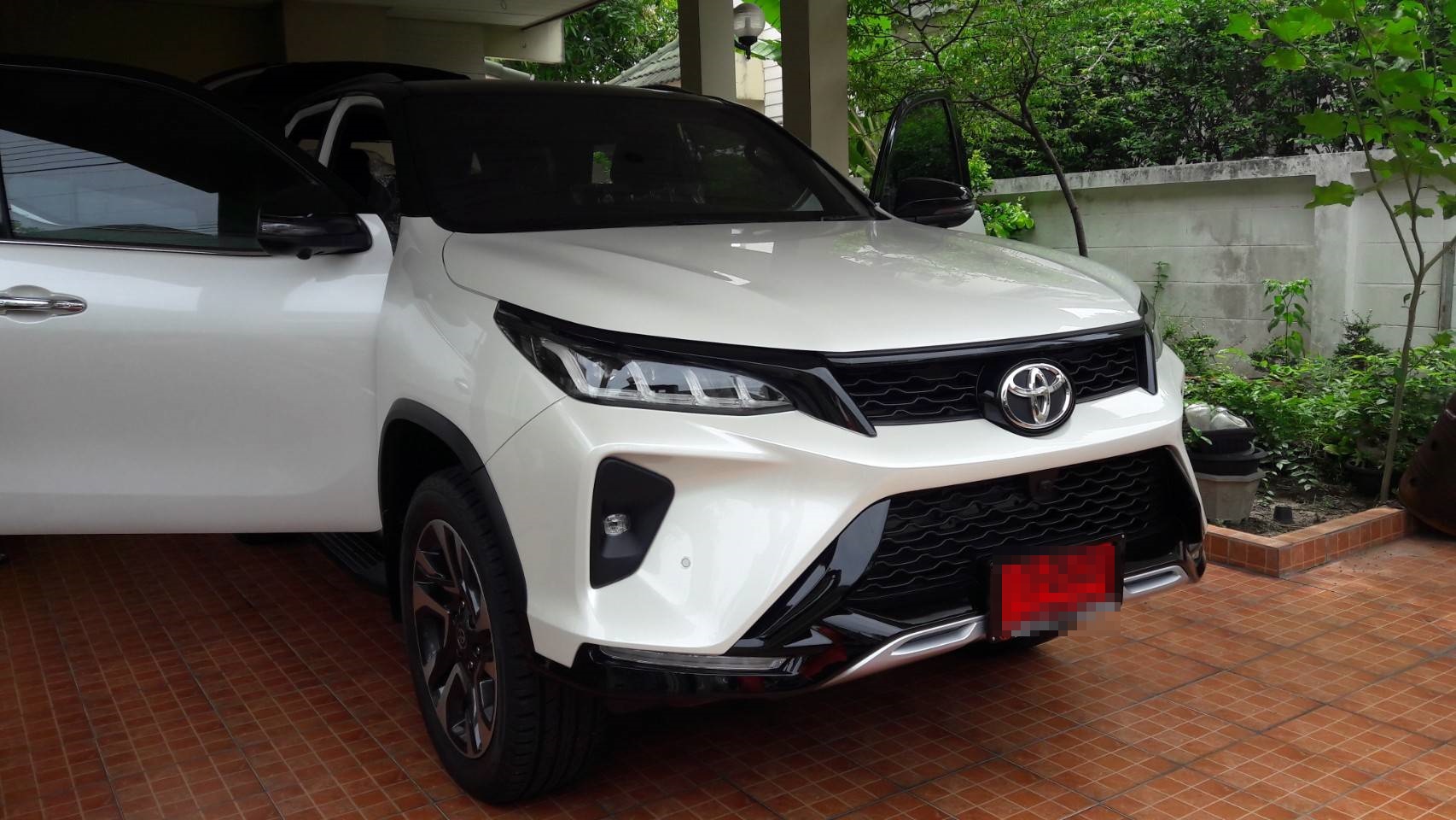 พรมรถ Toyota Fortuner 2021 Legender ปูพรม7D สีดำด้ายแดง + ดักฝุ่นสีแดง