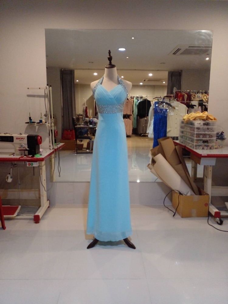 พร้อมเช่า ชุดราตรียาว สีฟ้า แบบเก๋ คล้องคอ ช่วยยกเนินอกสวย