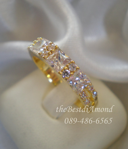 RL008-M+++แหวนสี่เหลี่ยม3เม็ด+++เพชรสี่เหลี่ยมแบบPrincess Cut เล่นไฟสวยมากๆๆๆๆ แบบสวยหรู แพรวพราว ใช้เพชรเม็ดกลมเป็นตัวคั่น ดูดีมากๆๆ