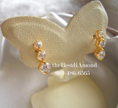 BE931+++ต่างหูเพชร 3 เม็ดแบบตั้ง+++เรียบ หรู ดูดีมากๆๆๆ ใส่ติดหูได้ทุกวัน ไม่เวอร์ ดูผู้ดีมากๆๆค่ะ ดีไซน์ก็เก๋ค่ะ เรียงลงมา 3 เม็ดโดยไล่จากระดับ