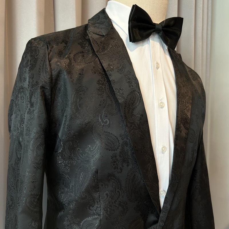 พร้อมเช่า ชุดสูทชาย สีดำ พิมพ์ลาย เนื้อผ้าแพรแบบหรูมาก