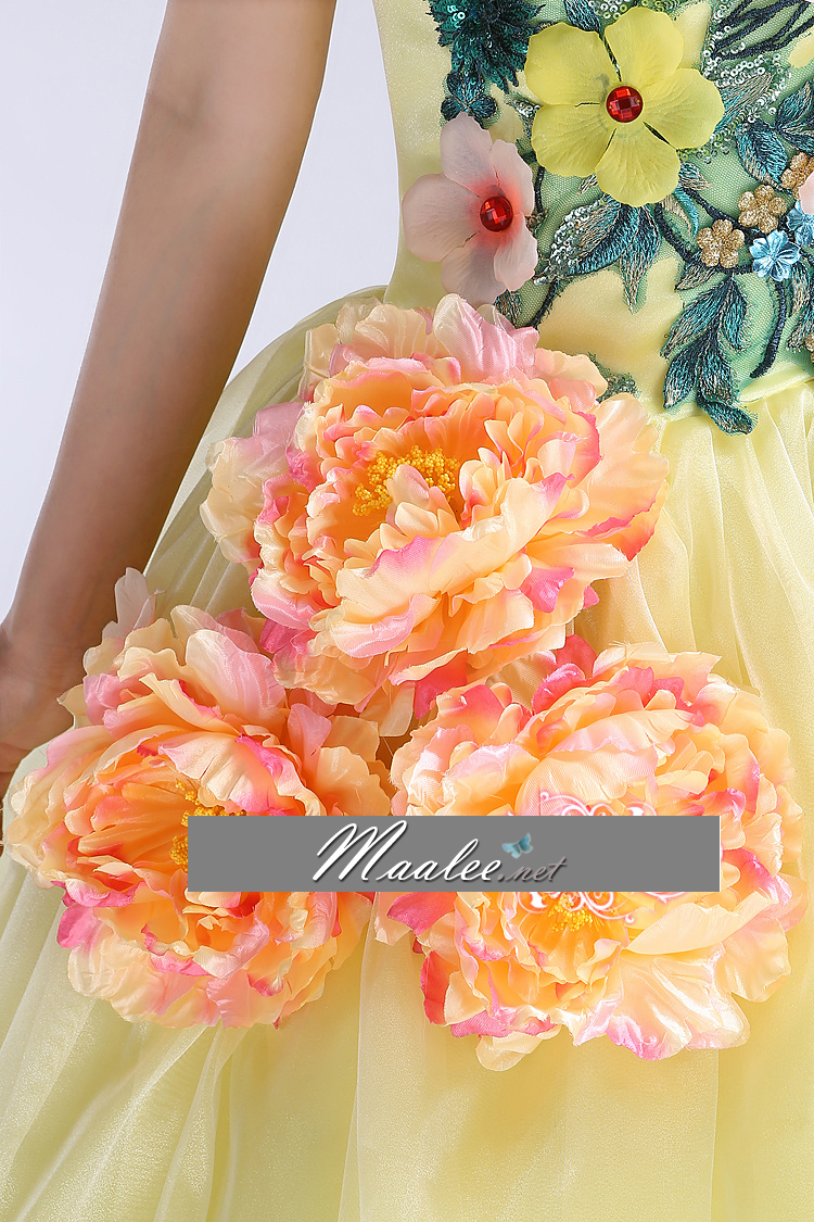 พร้อมเช่า ชุดแฟนซี ชุดราตรียาว สีเหลืองอ่อน ไหล่เฉียง แต่งระบายผ้าแก้ว และดอก Peony