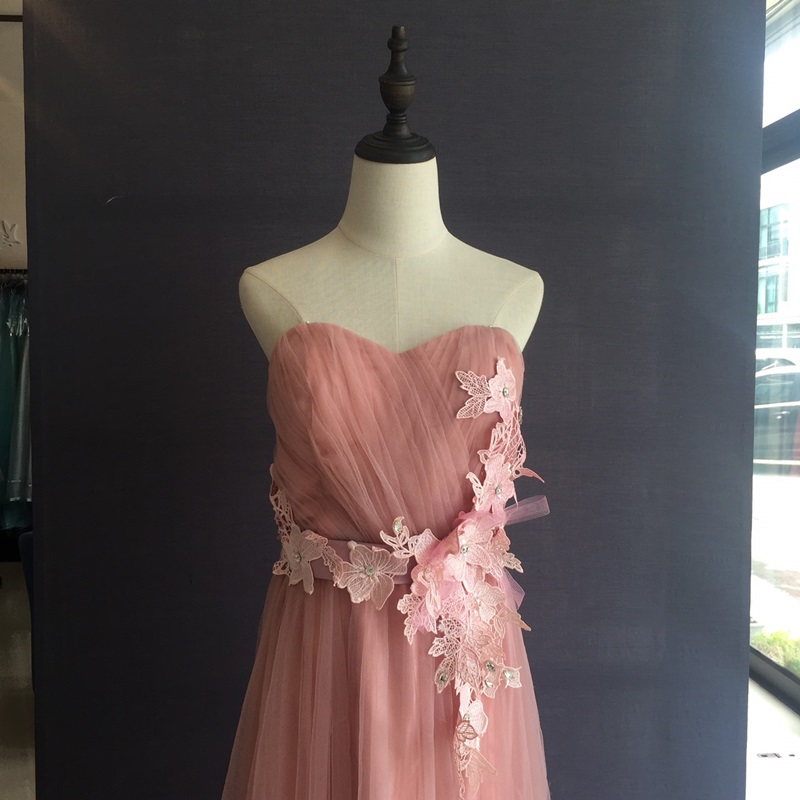 พร้อมส่ง ชุดราตรียาว เกาะอก สีชมพูหวาน ผ้าตาข่ายทั้งชุด อกจับจีบ แต่งดอกคาดเอว & พร้อมเม็ดคริสตัลหรู (เหลือสีชมพูอ่อน)