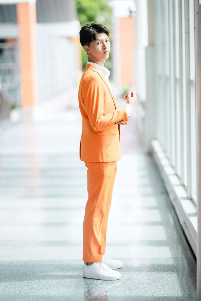 พร้อมเช่า ชุดสูทชาย สีส้ม สไตล์เกาหลี (ไม่มีเสื้อกั๊ก)