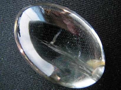 QU0017 QUARTZ แก้วขนเหล็ก เกาะกลุ่มขึ้นเป็นแท่งแก้วขนเหล็ก พลิ้วแยกปลายสวย แก้วเนื้อใส ขนาดเม็ดแก้ว 20.44x29.75x10.84 mm. นน.45.42 ct. ขายแล้ว