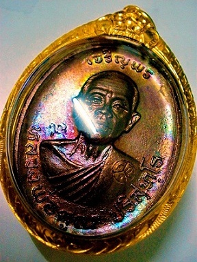 หลวงพ่อคูณ เจริญพรบนครึ่งองค์ ม.ขีด ตัวตัดนวะ ผิวสวยรุ้ง 7 สีงาม สวยอย่างนี้หาไม่ง่าย รุ่นนี้จะเป็นอีกรุ่นหนึ่งในทำเนียบตำนานวัตถุมงคลของหลวงพ่อคูณ