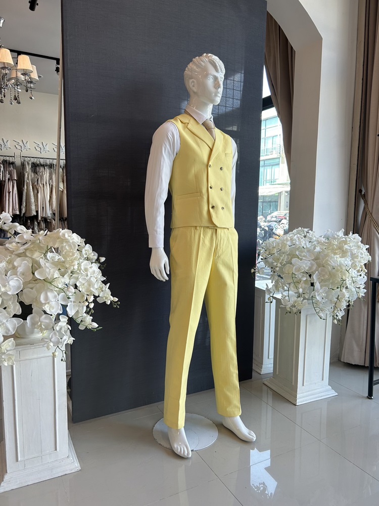 พร้อมเช่า ชุดสูทชาย สีเหลืองพาสเทล 1 กระดุม (พร้อมเสื้อกั๊ก) ผ้า Cotton twill 100% ทอลายในตัว