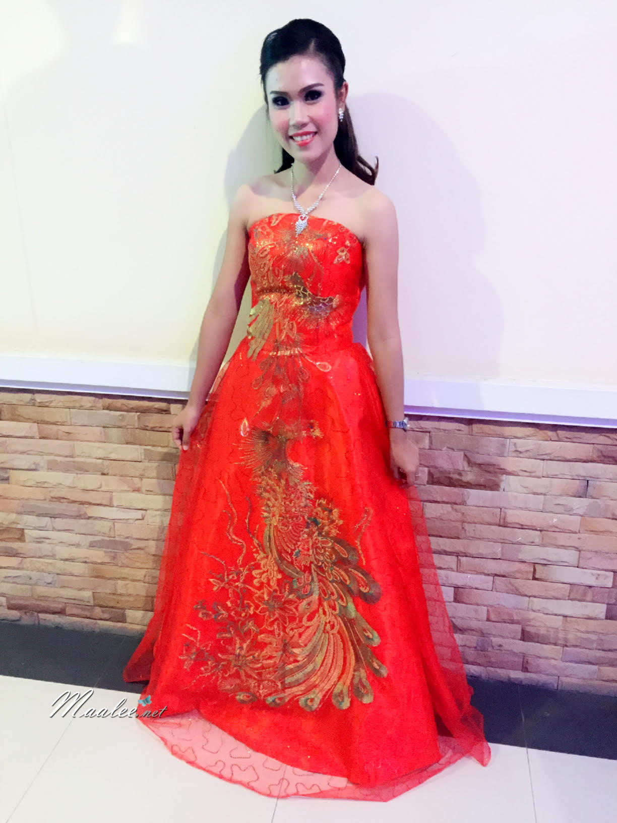 พร้อมส่ง ชุดราตรียาว เกาะอก สีแดง แต่งเลื่อมรูปลายนกยูง (ซิปหลัง)