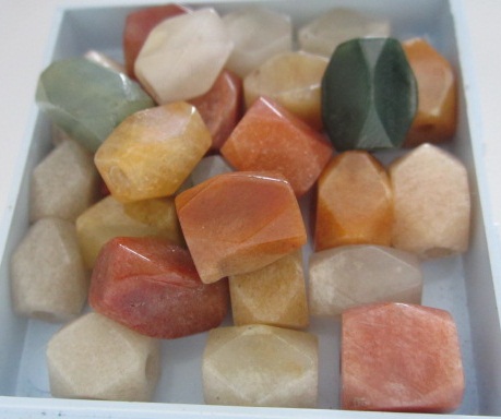 ลูกปัดหินโบราณหยกคละสีจำนวน.26.เม็ด