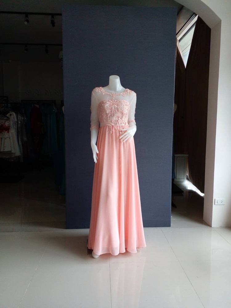 พร้อมเช่า ชุดราตรียาว สีโอโรส แขนยาว แบบเรียบหรู แต่งลูกไม้เซาะดอก ปักลูกปัดมุก