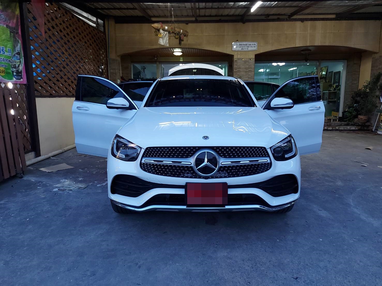 พรมรถยนต์ GLC300e Coupe ปูพรม6D สีแดงไวน์ เข้ารูป เต็มคัน