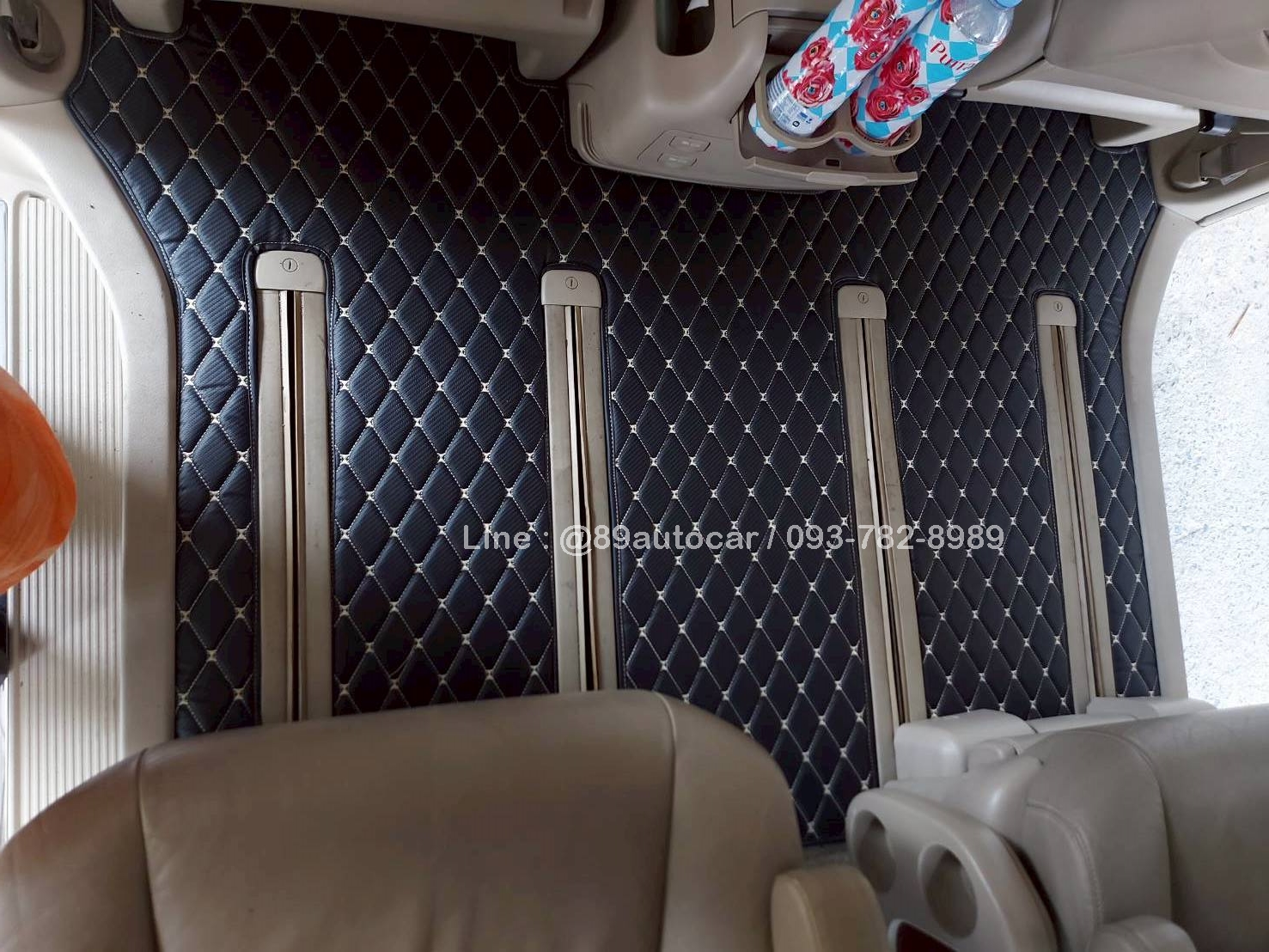 พรมรถตู้ toyota alphard ปี 2003 ปูพรม6D สีดำด้ายทอง ลายเคฟล่า