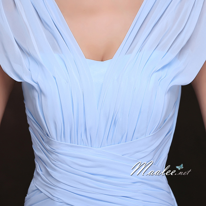 พร้อมเช่า ชุดเพื่อนเจ้าสาว ผ้าชีฟอง สีฟ้า ชุดเข้ารูปเน้น อกเเอว สะโพก แบบแขนกุกช่วยพรางต้นแขนได้