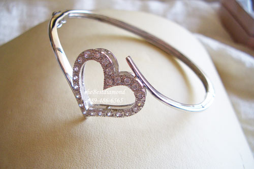 BL009RD++กำไลเพชร หนีบหัวใจ++กำไลน่ารักๆๆ เป็นหัวใจถูกหนีบ แบบน่ารักสุดๆๆ Modern ทันสมัย ใส่ติดข้อมือได้ไม่เวอร์ ข้อมืออวบๆก็ใส่ได้ เพราะเป็นรูปวงรี