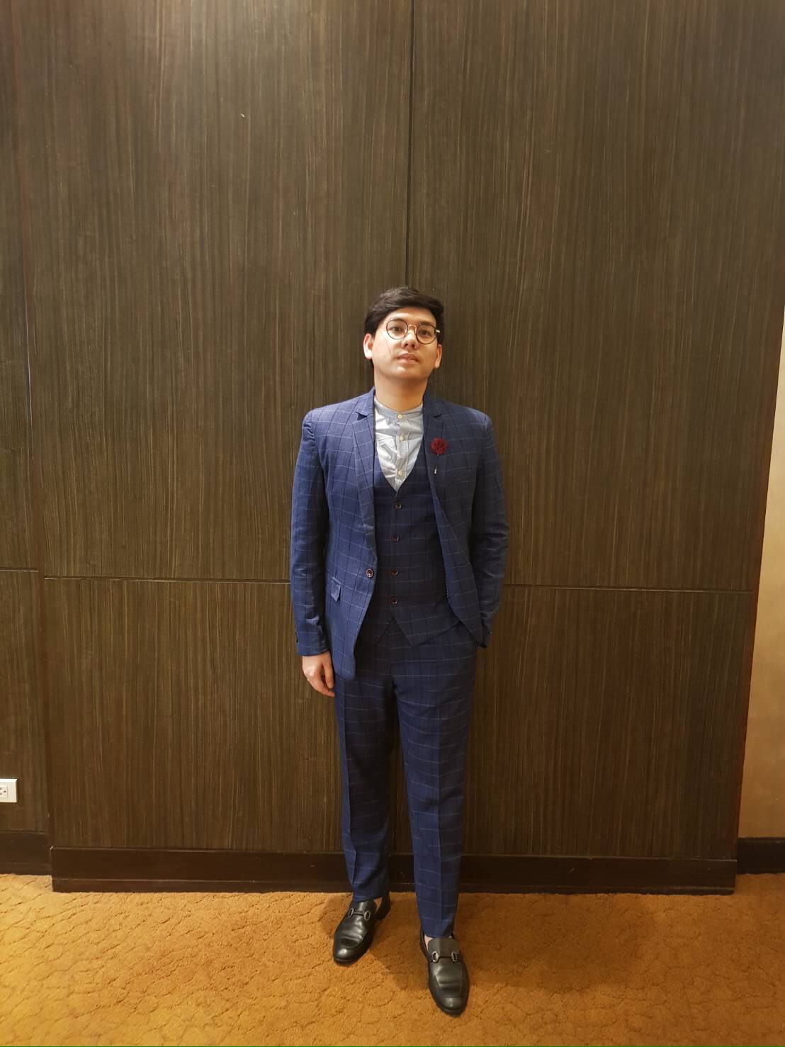 พร้อมเช่า ชุดสูทชาย สีน้ำเงิน ลายตาราง ทรงเข้ารูป สไตล์เกาหลี พร้อมเสื้อกั๊ก