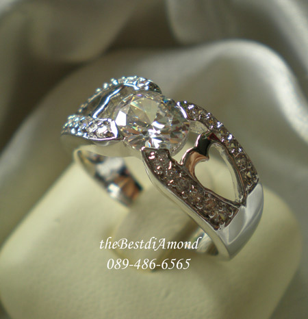 BR511RD+++แหวน Middle of Oval+++แหวนเพชรรูปไข่อีกแบบ สวยมากๆๆ เพชรรูปไข่วางขวาง ขนาบด้วยตัวเรือน ดีไซน์เก๋ สวยสุดๆๆ ใส่สวยทุกนิ้วค่ะ เพชรแพรวพราวมาก