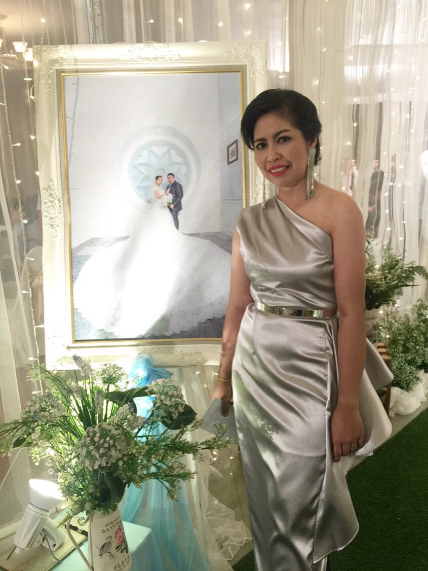 พร้อมเช่า ชุดเดรส เดรสไหล่เดียว ผ้าดัชเชส แพทเทิร์นเนียบ แต่งระบายสะโพก สีเทา