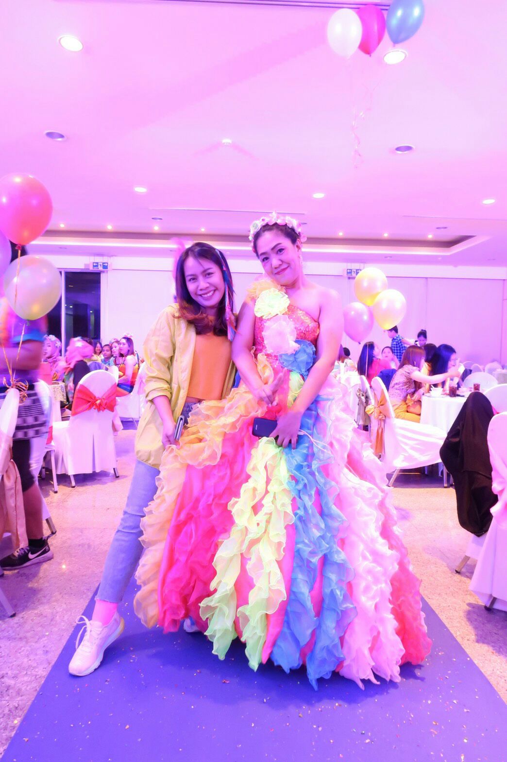 พร้อมเช่า ชุดแฟนซียาว ไหล่เดียว สีรุ้ง ระบายฟูสวย ไหล่เดียว (ซิปหลัง)