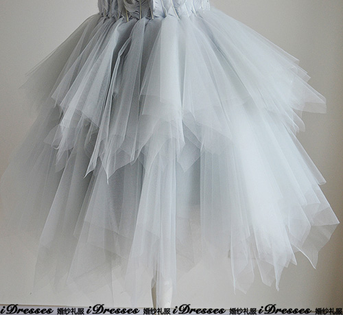 พร้อมเช่า ชุดแฟนซี ชุดราตรีสั้น สีเทา เกาะอก ขนนก กระโปรงระบายเป็นชั้น ๆ เชือกผูกหลัง