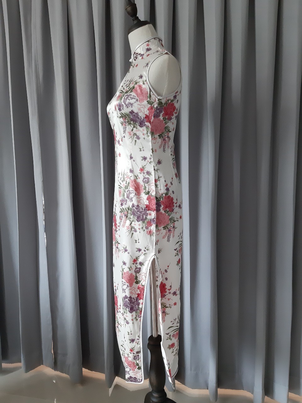 Pre-order กี่เพ้า ผ้าแพร สีขาว พิมพ์ลายดอกไม้ ตัดเย็บอย่างดี