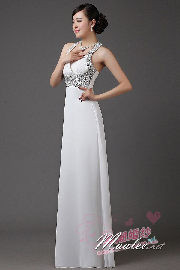 พร้อมเช่า ชุดราตรียาว สีขาว off-white แบบเก๋ คล้องคอ ช่วยยกเนินอกสวย