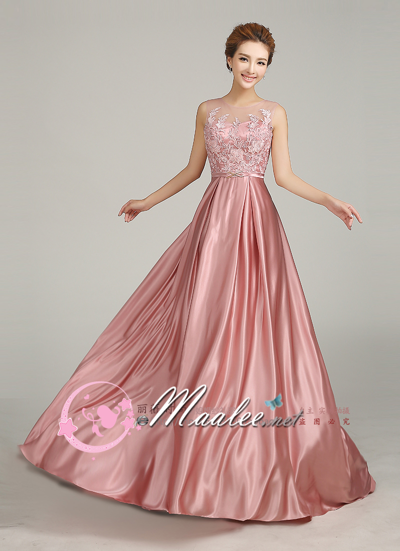 พร้อมเช่า ชุดราตรียาว สีชมพูกะปิ ปักลูกไม้แต่งเลื่อม ด้านหลังเป็นแบบซีทรู กระโปรงผ้าซาติน ชายยาว