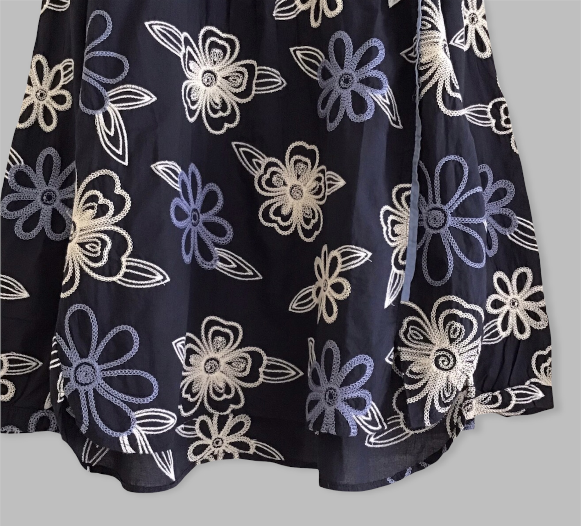 เสื้อผ้าฝ้ายลายปักดอกไม้