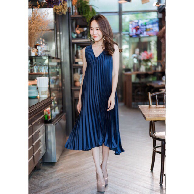 พร้อมเช่า เดรสแขนกุดอัดพลีท ผ้าสวยเงา เนื้อผ้าหนา นิ่ม ใส่สบาย สีกะปิ