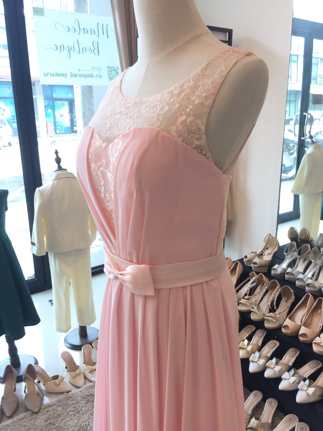 พร้อมส่ง ชุดราตรียาว แบบแขนกุด ผ้าชีฟอง แต่งผ้าลูกไม้ & โบว์ช่วงเอว สวยหวาน สีชมพู (เชือกผูกหลัง)