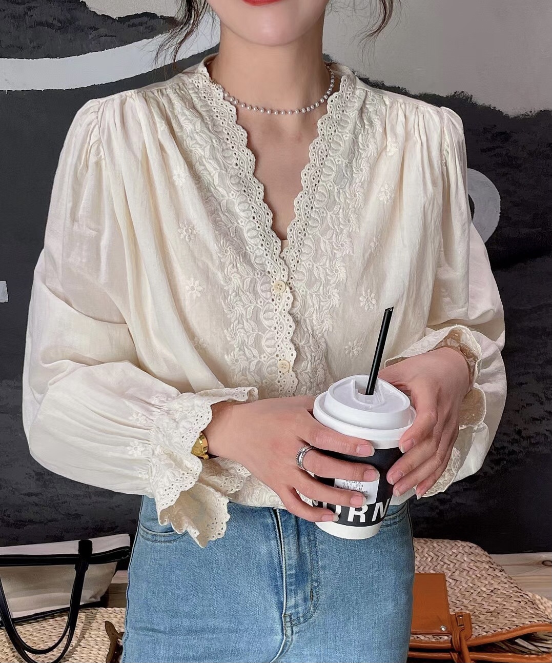 เสื้อคอวีผ้าฝ้ายลายปักลูกไม้