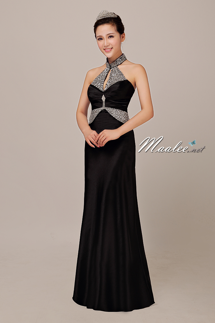 พร้อมเช่า ชุดราตรียาว คล้องคอ สีดำ ปักเลื่อมเน้นช่วงเอว และปกคอจีน