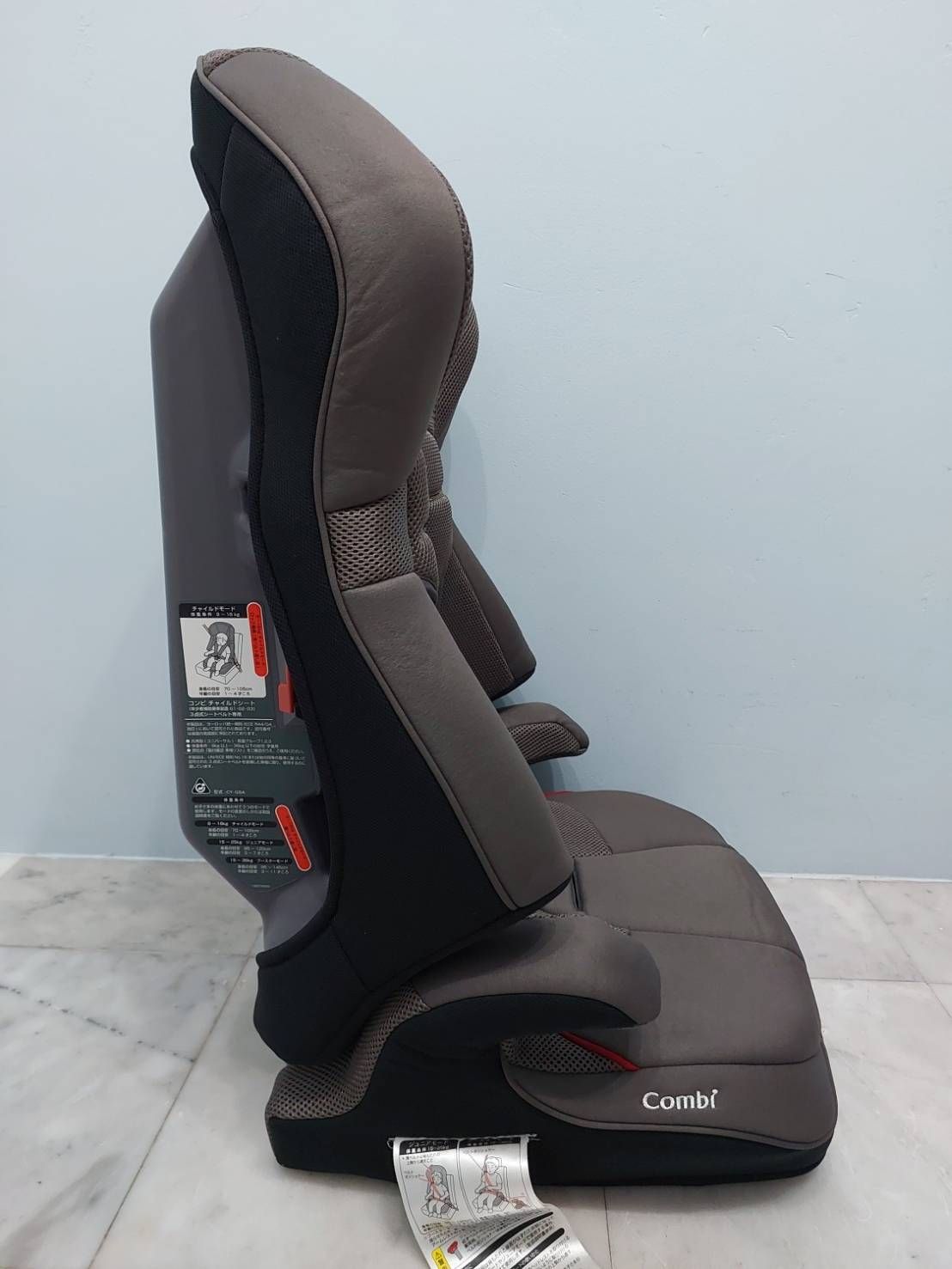 [มือสองสภาพดี] Combi Booster Seat บูสเตอร์ซีท สำหรับเด็กโตสีเทา-ดำ ทำความสะอาดแล้ว พร้อมใช้งาน
