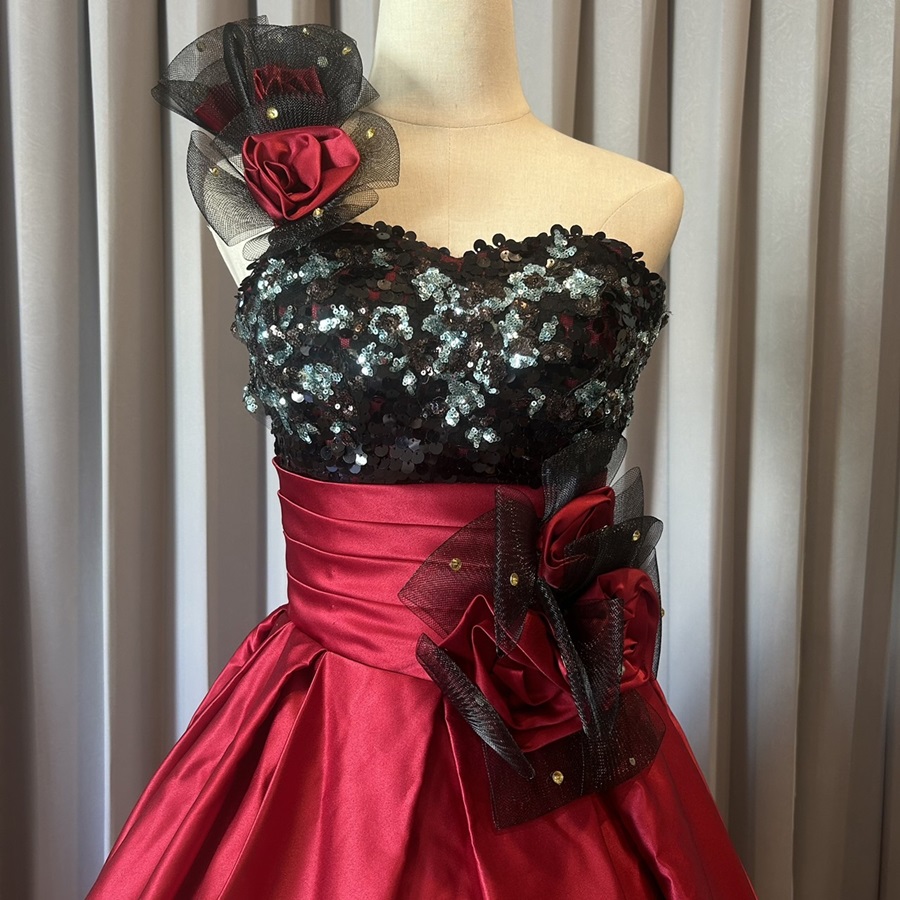 พร้อมเช่า ชุดแฟนซี ชุดราตรียาว แบบไหล่เฉียง สีแดง-ดำ แต่งดอกปักเลื่อมหรู ชุดจริงสวยเหมือนแบบ (เชือกผูกหลัง)