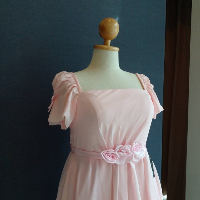 พร้อมส่ง ชุดราตรีสั้น สีชมพูหวาน แขนตุ๊กตามีโบว์ ผ้าชีฟอง แบบสวยหวาน เพิ่มดอกช่วงเอว (เชือกผูกหลัง)