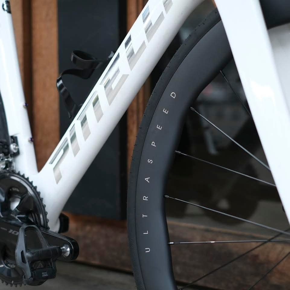 ล้อคาร์บอน ULTRASPEED Disc 50/50 2026 (AERO Spoke) – น้ำหนักเพียง 1.3 กก., รองรับ Tubeless, แบริ่งเซรามิก, ฮับ ULTM RATCHET 36T