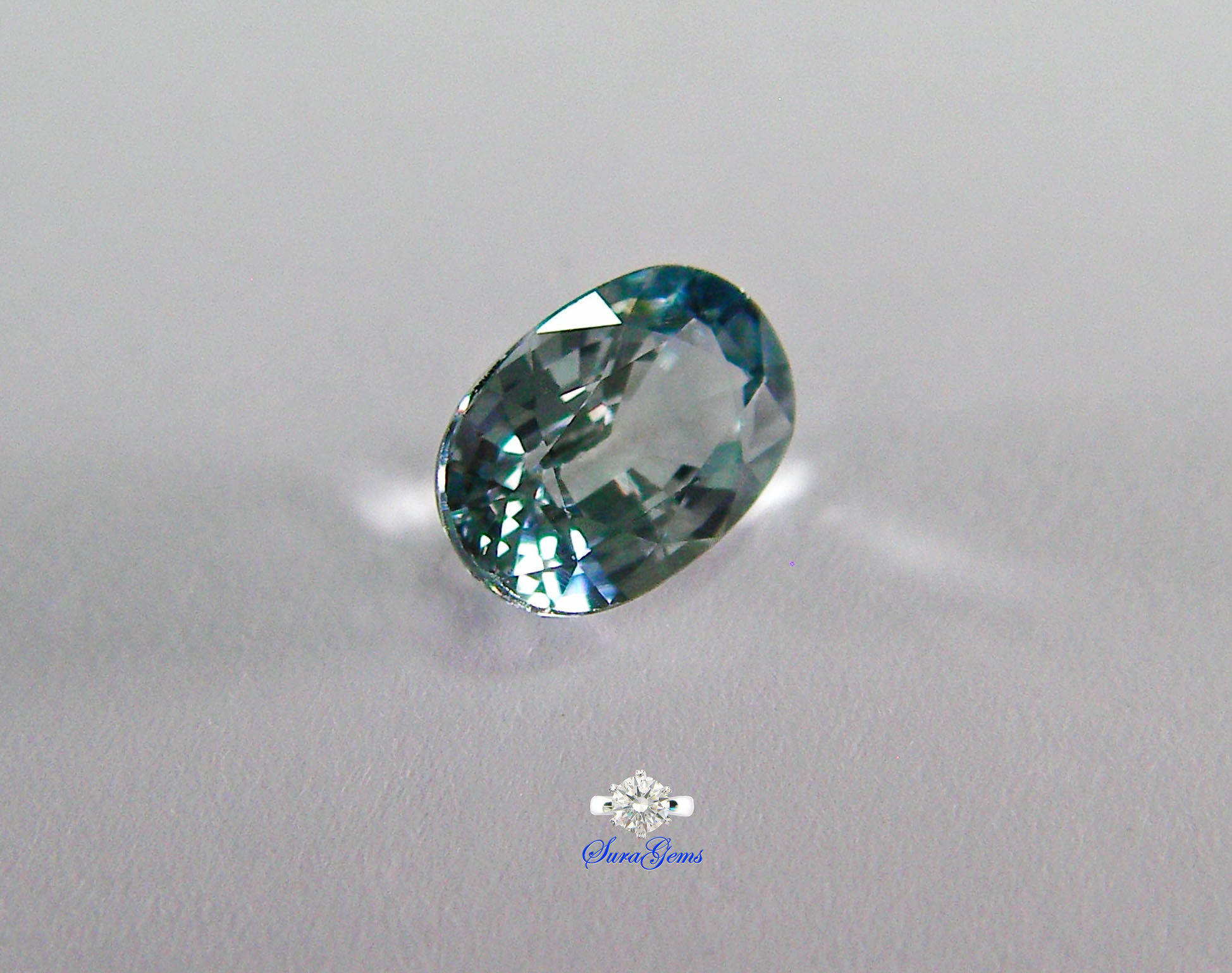 ฟ้าอมเขียวแซฟไฟร์ !ดิบ Unheated Bluish-Green Sapphire 未加熱藍綠色藍寶石 weight 0.65 ct. Clarity VVS-IF .
