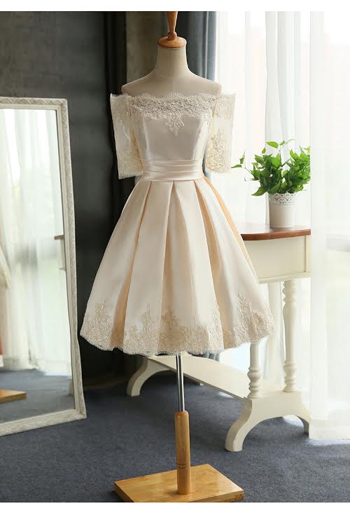 พร้อมเช่า ชุดราตรีสั้น แบบไหล่ปาด แขนยาว ผ้าซาติน แต่งลูกไม้สวยหรู สีครีม (เชือกผูกหลัง)