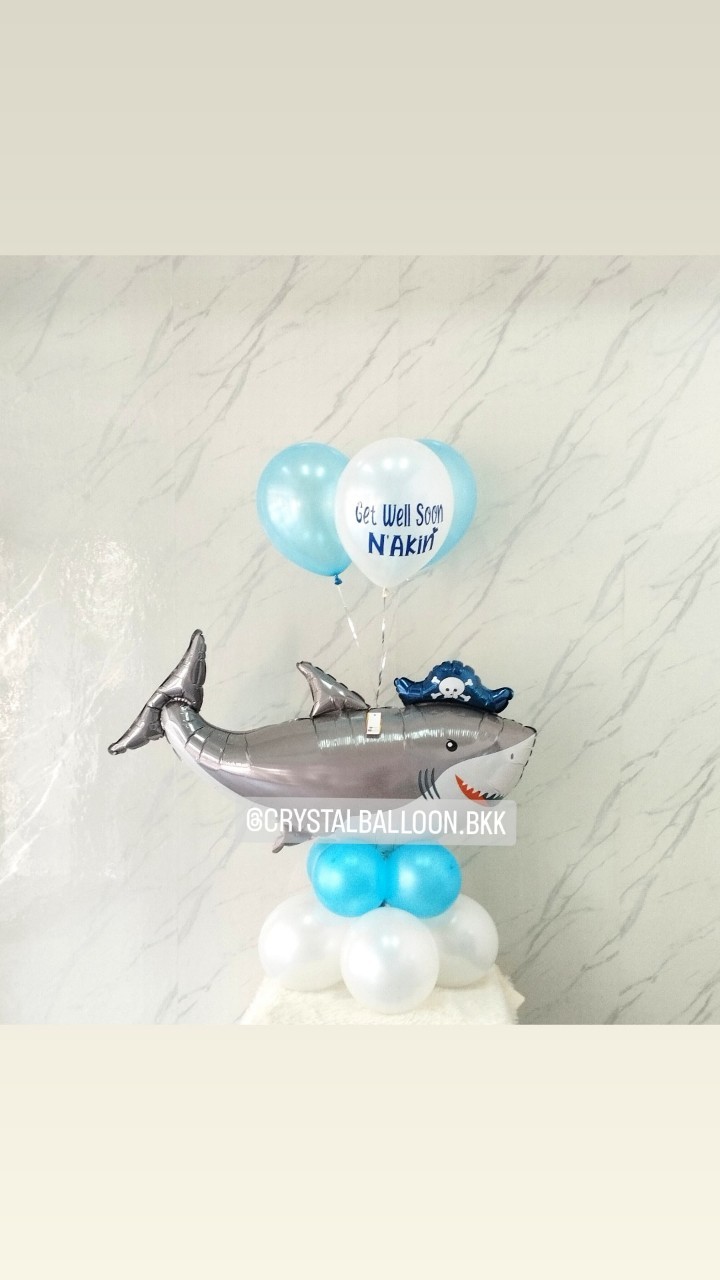 ลูกโป่ง เยี่ยมไข้ ฟอยล์ปลาฉลามใหญ่ ตั้งฐาน 1 ชิ้น พร้อม ช่อลูกโป่ง ช่อ 3 ลูก 1 ช่อ พร้อมตกแต่ง สามารถเปลี่ยนสีลูกโป่ง/เปลี่ยนข้อความ/เปลี่ยนฟอยล์ตกแต่งได้